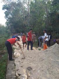 Kegiatan gotong royong di Desa Watusigar